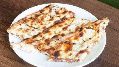 Kavurmalı Kaşarlı Pide