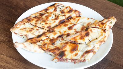 Kavurmalı Kaşarlı Yumurtalı Pide