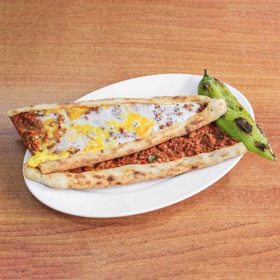 Kıymalı Yumurtalı Pide