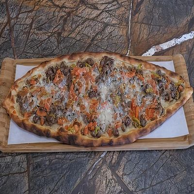 Kuşbaşılı Kaşarlı Pide