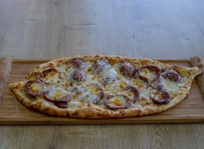 Sucuklu Kaşarlı Pide