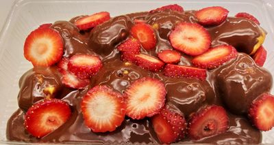 Çilekli Profiterol (600 gr.)