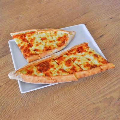 Lorlu Yumurtalı Kaşarlı Pide