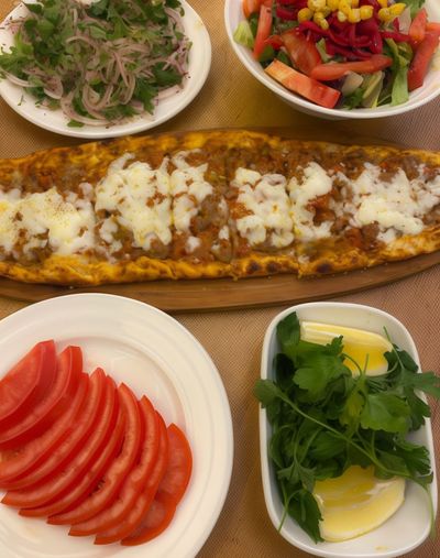 Kuşbaşılı Kaşarlı Pide