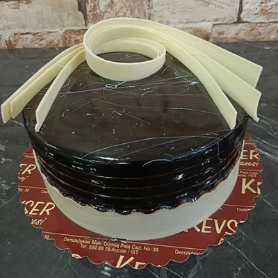 Fıstıklı Çikolatalı Pasta (4 Kişilik)