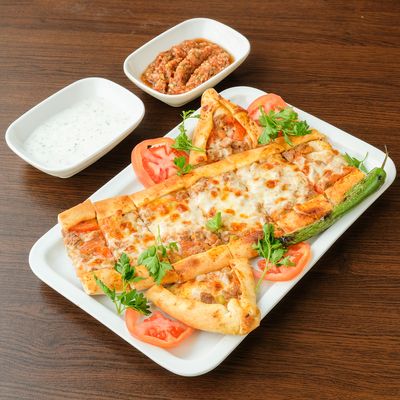 Kuşbaşılı Kaşarlı Pide