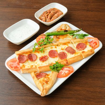 Kaşarlı Sucuklu Pide