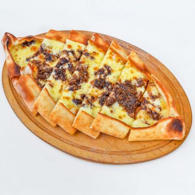 Peynirli Kavurmalı Pide