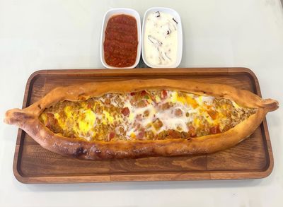 Kuşbaşılı Yumurtalı Pide