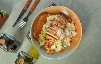 Sezar Soslu Tavuklu Salata