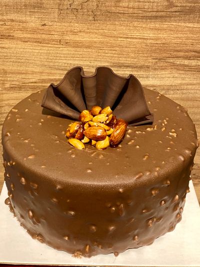 Krokanlı Çikolatalı Pasta (6 Kişilik)