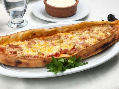 Kuşbaşılı Kaşarlı Pide