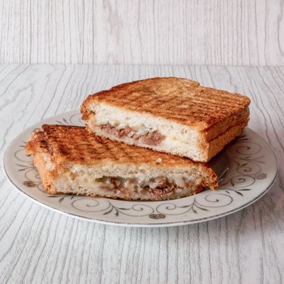 Kavurmalı Kaşarlı Tost