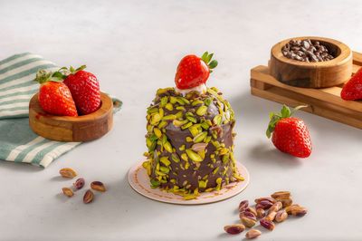 Çilekli Fıstıklı Akışkan Çikolatalı Pasta  (Adet)