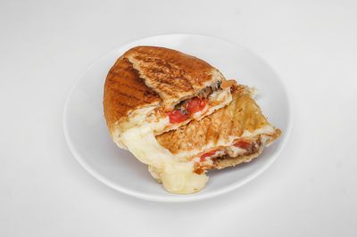 Kavurmalı Kaşarlı Domatesli Tost