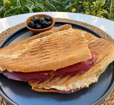 Pastırmalı Kaşarlı Tost