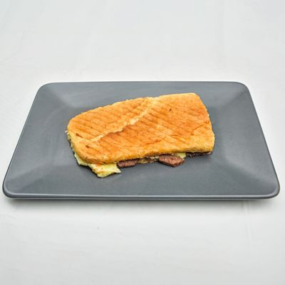 Kavurmalı Kaşarlı Amerikan Salatalı Tost