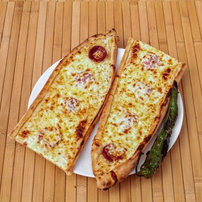 Kıymalı Sucuklu Pide