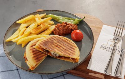 Acukalı Kavurmalı Bazlama Tost