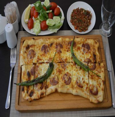 Sucuklu Kaşarlı Pide