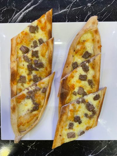 Kavurmalı Kaşarlı Pide