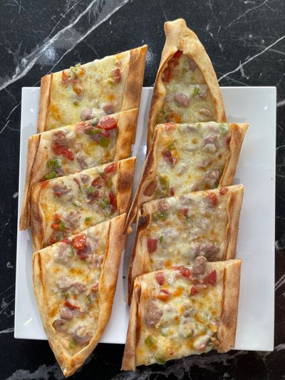 Kuşbaşılı Kaşarlı Pide