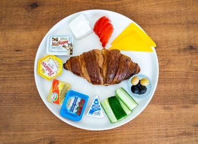 Kruvasanlı Kahvaltı Tabağı