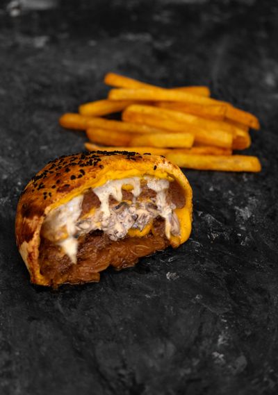 Calzone Vişne & Tulum Gurmeburger
