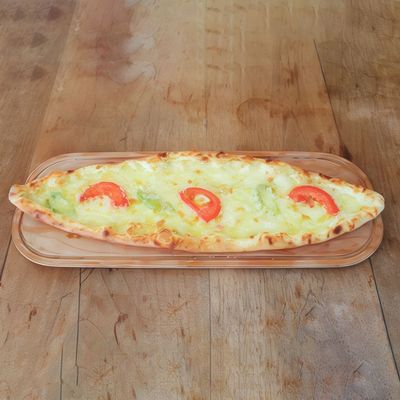 Kuşbaşılı Yumurtalı Kaşarlı Pide