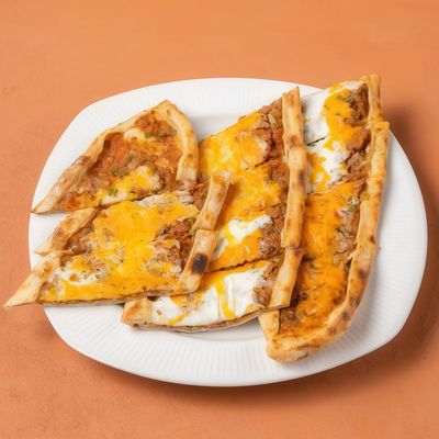 Kıymalı Kaşarlı Yumurtalı Pide