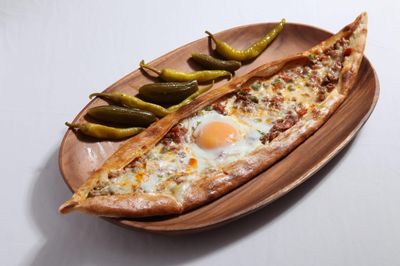Kıymalı Kaşarlı Pide (Kayık Şeklinde)
