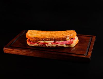 Kaşarlı Salamlı Sucuklu Tost