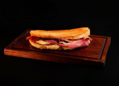 Kuru Etli Kaşarlı Tost