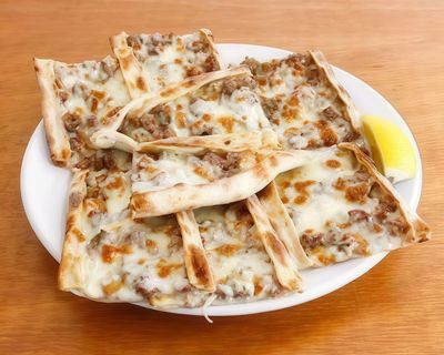 Kuşbaşılı Kaşarlı Pide