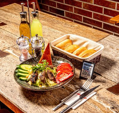 Izgara Köfteli Salata