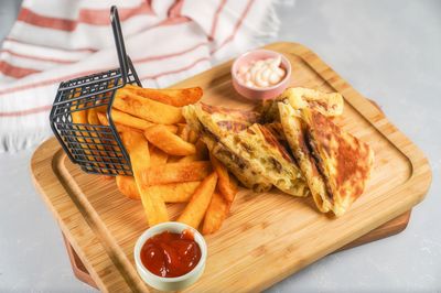 Bazlama Ekmek Arası Kavurmalı Tost