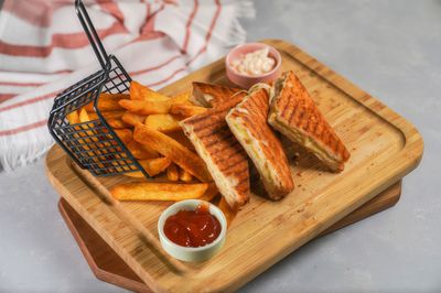 Üç Peynirli Tost
