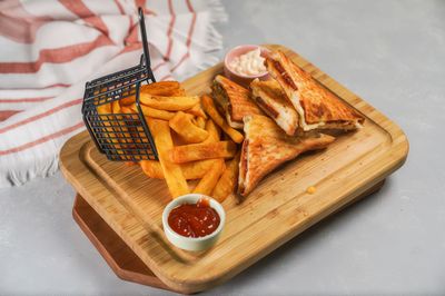 Sucuklu Kaşarlı Tost