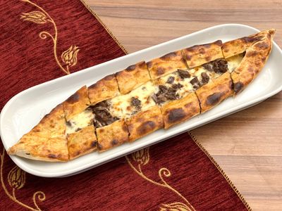 Kavurmalı Kaşarlı Pide