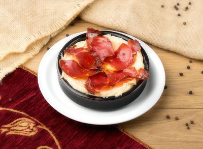 Fırında Pastırmalı Sıcak Humus