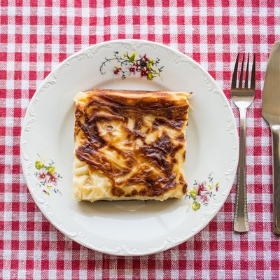 Kavurmalı Kaşarlı Su Böreği Menü