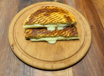 Bazlama Ekmeğine Kaşarlı Tost