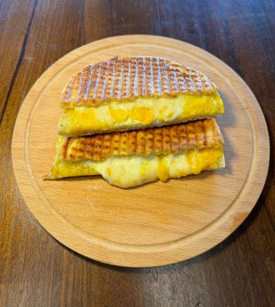 Bazlama Ekmeğine 4 Peynirli Tost