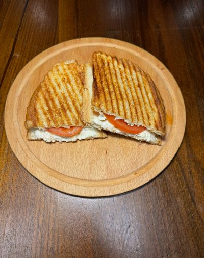 Domatesli & Beyaz Peynirli Tost