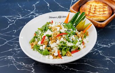 Tulum Peynirli Roka Salatası