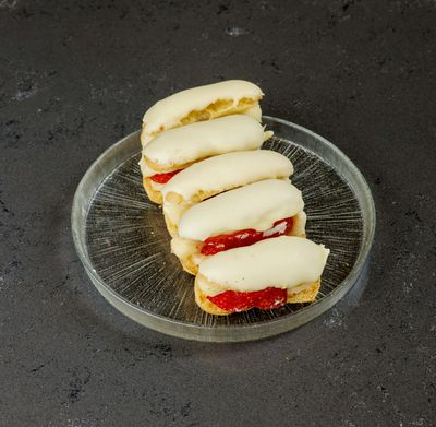 Beyaz Çikolata & Çilekli Ekler (4 Adet)