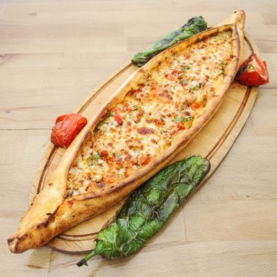 Tavuklu Kaşarlı Mantarlı Pide