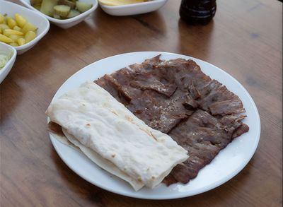 Lavaş Üstü Et Döner