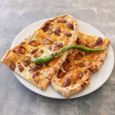 Sucuklu Pide