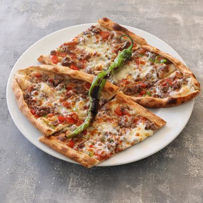 Kuşbaşılı Kaşarlı Pide